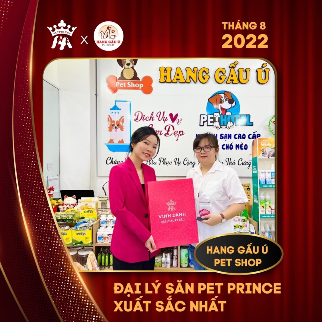 Trao quà Vinh danh Tháng 8